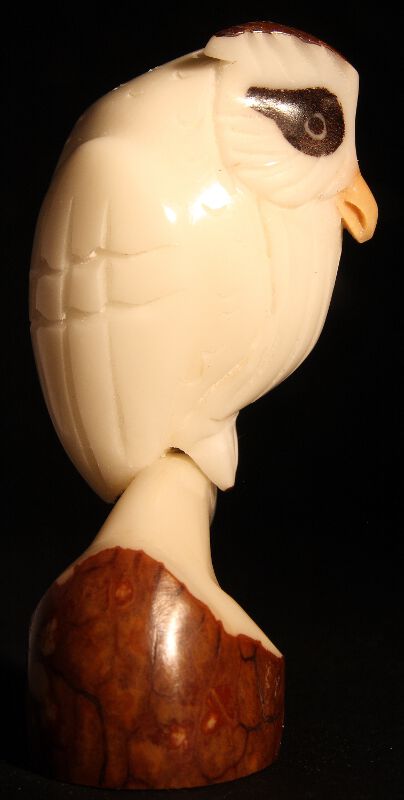 Chouettes sculptes sur noix (ivoire vgtal)
