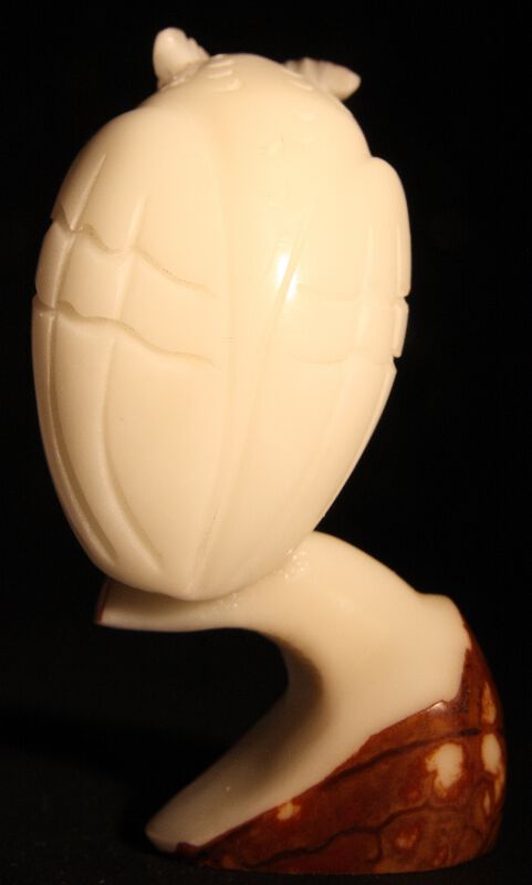 Chouettes sculptes sur noix (ivoire vgtal)