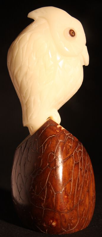 Chouettes sculptées sur noix (ivoire végétal)
