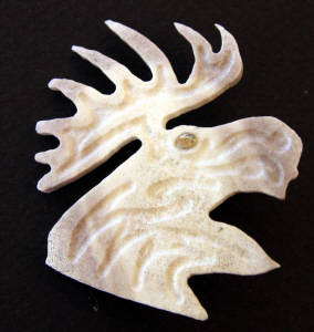 Michael Mason, bijoux sculptés dans du bois d'orignal 